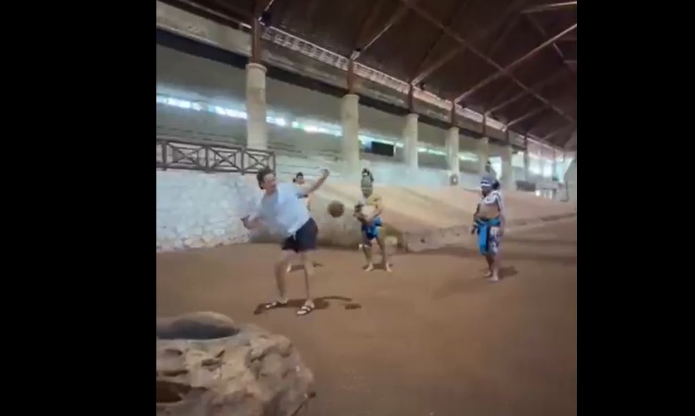 Ochoa sorprende al practicar el ancestral pok-ta-pok en Quintana Roo