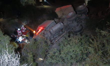 Trailero cae a un barranco tras salir de la carretera Parras-General Cepeda