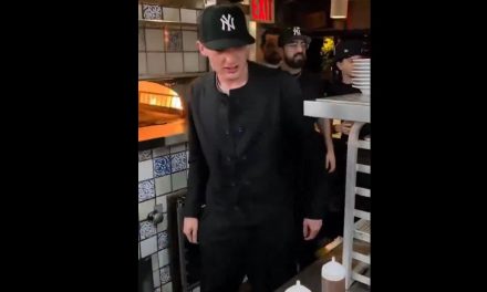 Peso Pluma regresa al restaurante de Nueva York donde trabajó antes de alcanzar la fama