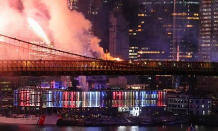 Se incendia el puente de Brooklyn durante espectáculo de fuegos artificiales en NY