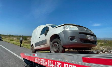 Conductor se queda dormido y sufre volcadura en la carretera a Monclova
