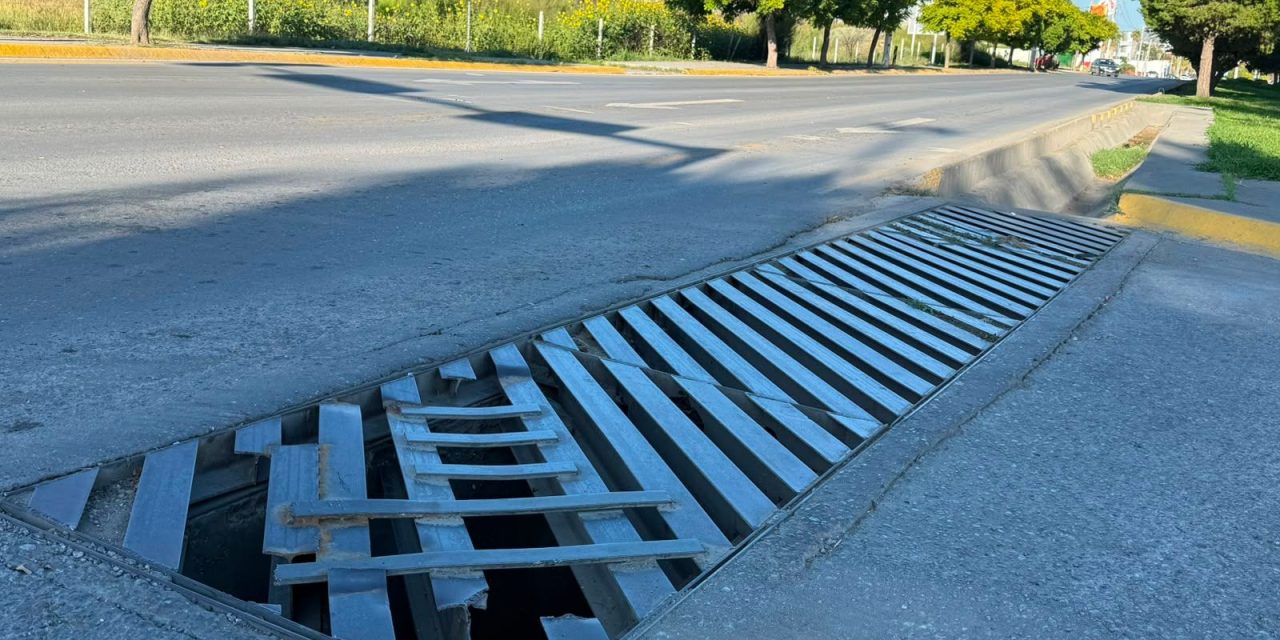 ¿Ya las viste? Rejillas en el Centro Metropolitano son una trampa para automovilistas