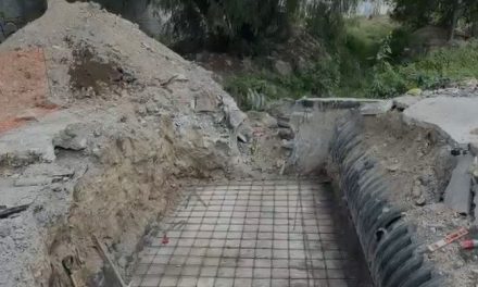 Saltillo: Reparan boquete que se hizo en Avenida Mitología en Las Torres