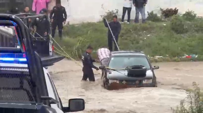 Rescata Policía Saltillo a automovilista que era arrastrado por la lluvia
