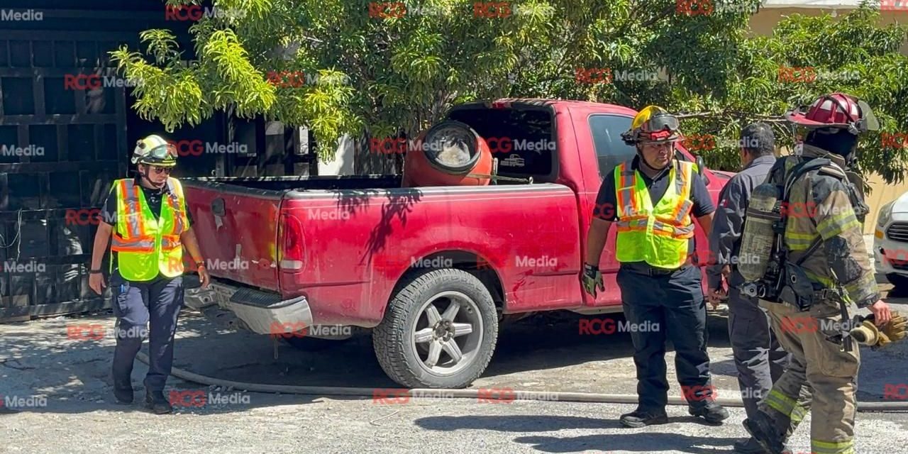 Se salva familia de las llamas; bomberos rescatan a ‘Lola’ de voraz incendio en Teresitas.