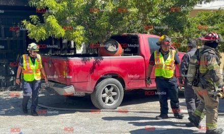 Se salva familia de las llamas; bomberos rescatan a ‘Lola’ de voraz incendio en Teresitas.