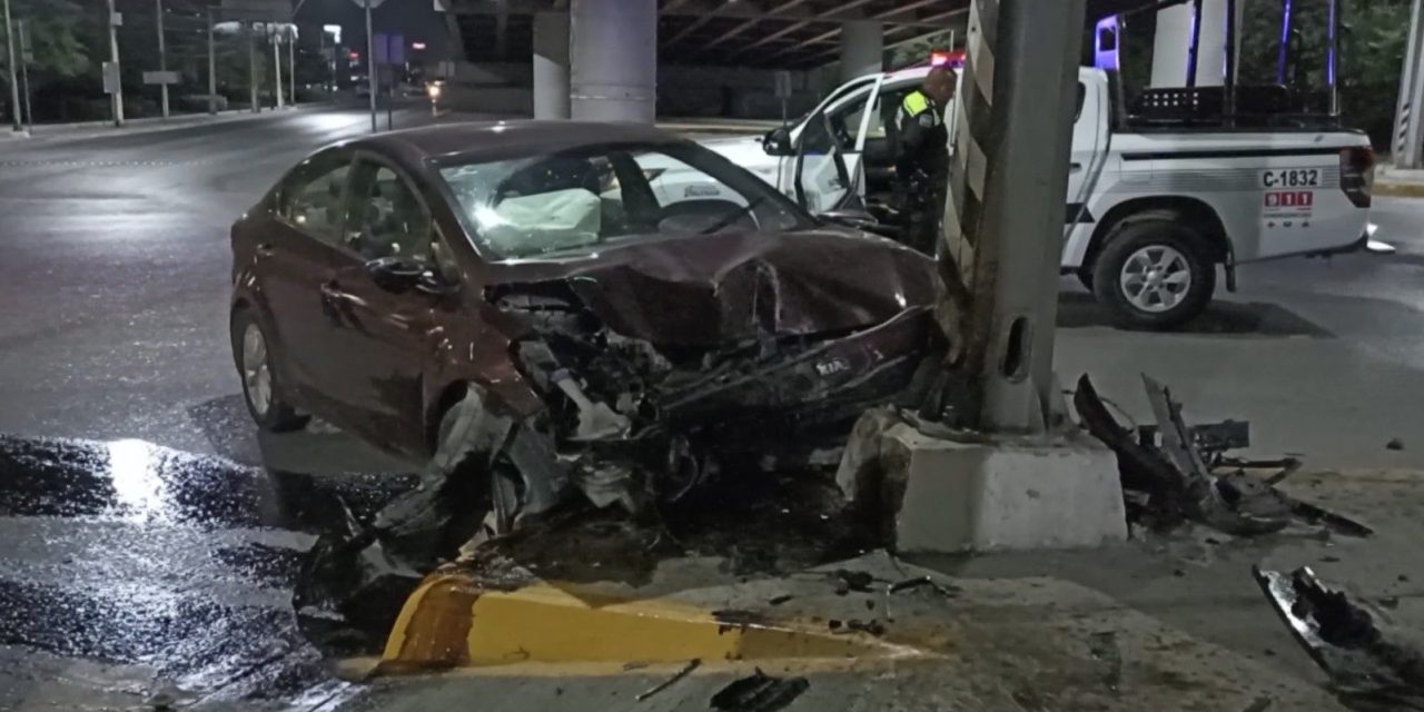 Se estrella contra columna de concreto en Saltillo