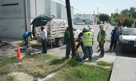 Servicios primarios de Monclova y Simas desazolvan drenaje obstruido por basura