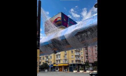 Una enorme telaraña cubre un edificio en Bulgaria para promocionar Spider-Man: Brand New Day