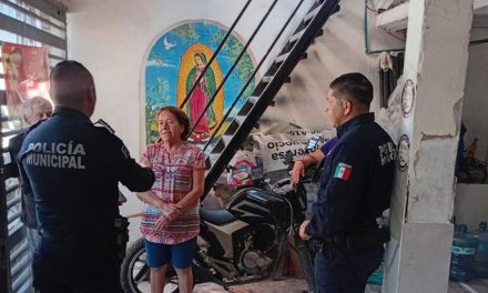Policía municipal atiende a la señora María de la Luz después del reporte que se hizo a través de RCG Media