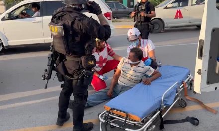Taxista agrede con manopla a automovilista y huye del lugar