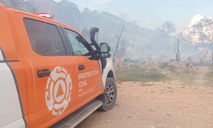 Incendio consume hasta 20 tejabanes en Santa Catarina; evacúan a 100 personas