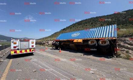 Transporte de carga sufre volcadura en la carretera 57