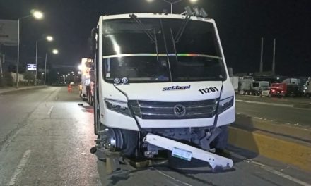 Saltillo:  Se estrella contra los muros, operador de autobús dormitó