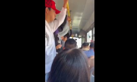 Video: Chofer alerta a pasajeros de carterista… el delincuente le dice ‘tú nomás maneja y cállate’