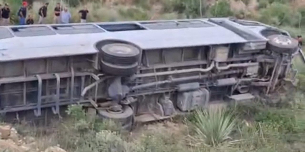 Vuelca transporte de personal en la carretera Parras–General Cepeda