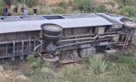 Vuelca transporte de personal en la carretera Parras–General Cepeda