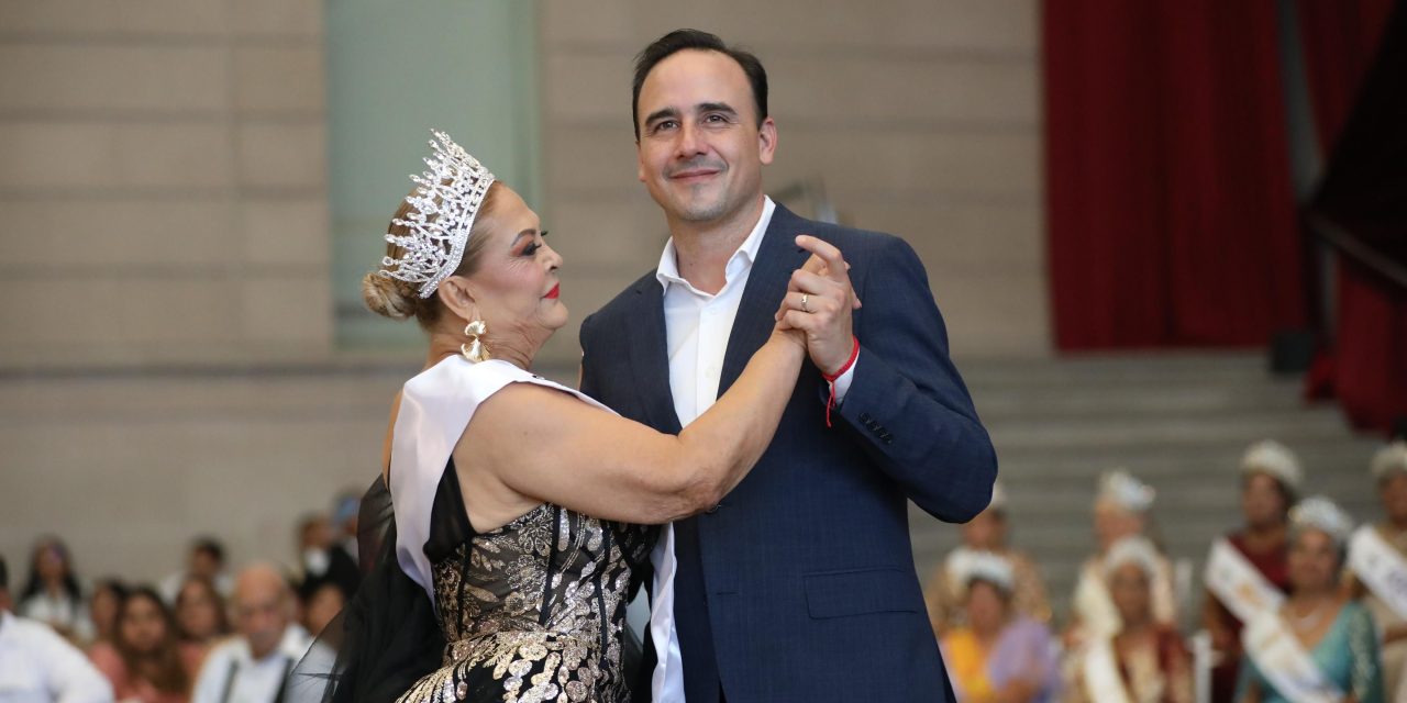 Corona Manolo Jiménez a la reina de los Adultos Mayores de Coahuila