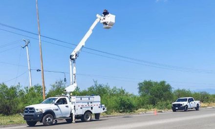 Instalan nuevas luminarias en el bulevar Mineros en Barroterán