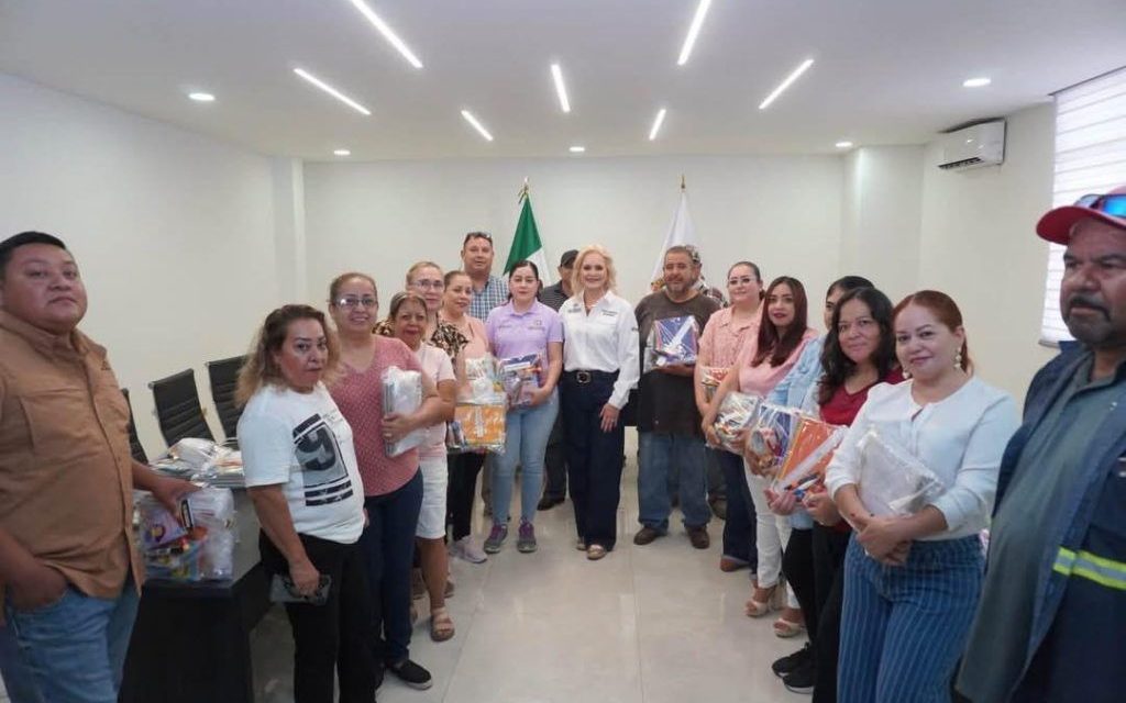 Entrega Laura Jiménez paquetes escolares en Múzquiz