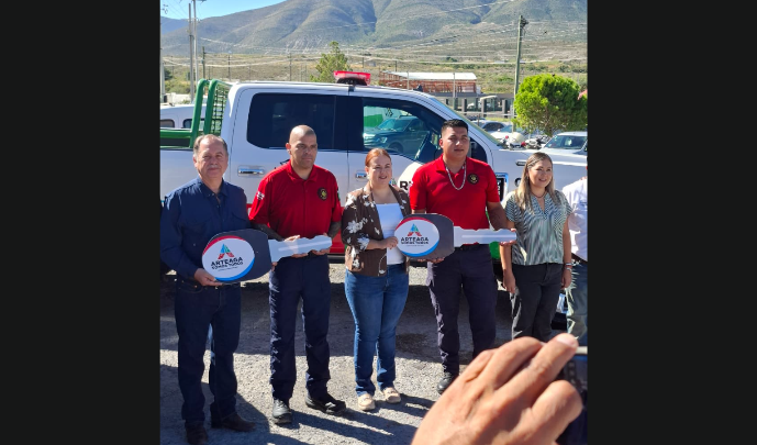 Arteaga fortalece a Bomberos con nueva ambulancia y unidades de respuesta