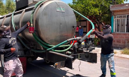 Simas Torreón refuerza brigadas de abastecimiento de agua con pipas