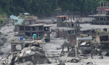 Suman casi 700 muertos en Nepal por desborde de río