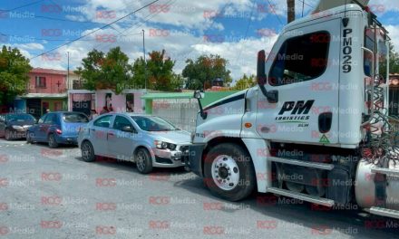 Tractocamión se queda sin frenos y embiste tres vehículos en la colonia Zaragoza