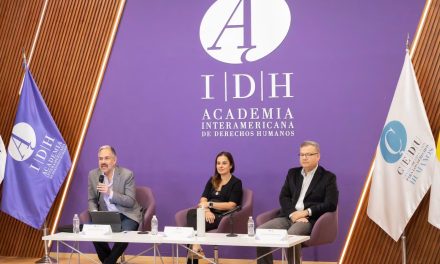 Realizan conferencia inaugural por inicio de curso de la Licenciatura AIDH