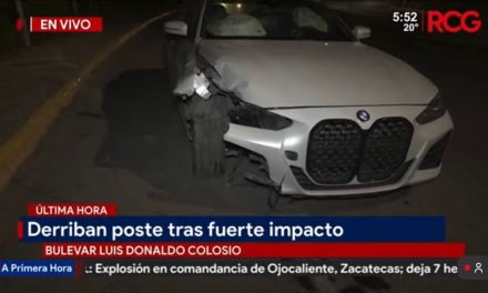 Mujer pierde el control y destroza su auto último modelo