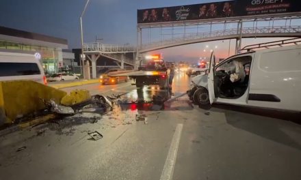 Abandona camioneta tras aparatoso accidente en bulevar Venustiano Carranza