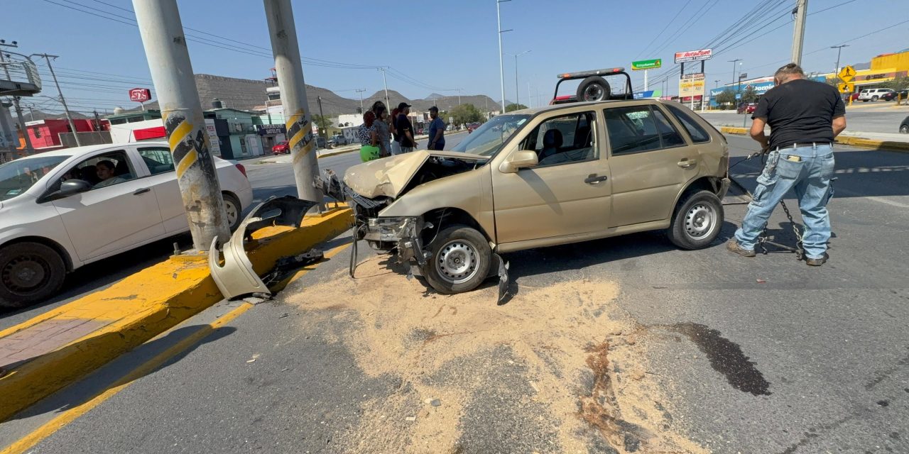 Auto se impacta contra puente en LEA y Júpiter