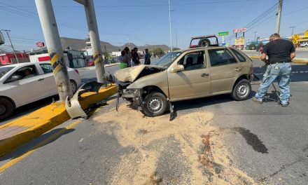 Auto se impacta contra puente en LEA y Júpiter