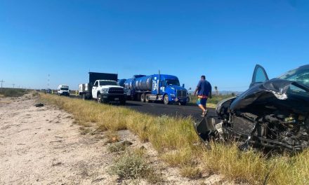 Choque y volcadura dejan a cinco personas atendidas en la carretera nueva Monclova