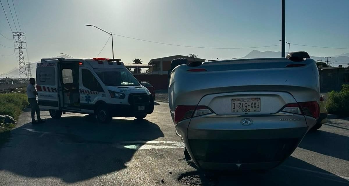 Se queda dormida al volante, choca y termina volcando en Ramos Arizpe