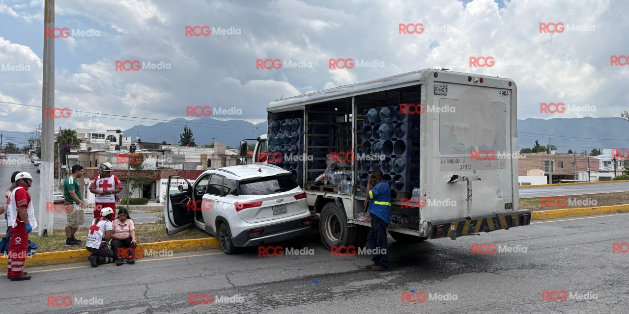 Mujer termina lesionada tras accidente vial en Antonio Cárdenas
