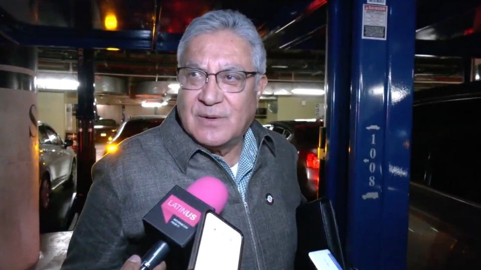 Captan a líder del SNTE y senador de Morena en camioneta con placas alteradas para evitar fotomultas