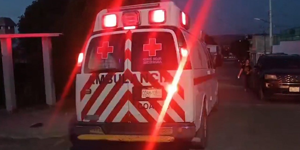 Aparatoso choque entre dos motocicletas en Parras