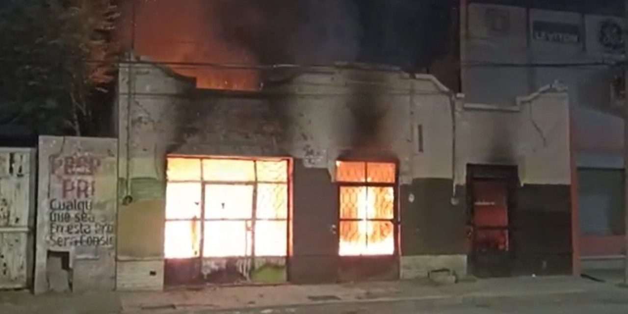 Arde casa en la zona centro de Saltillo