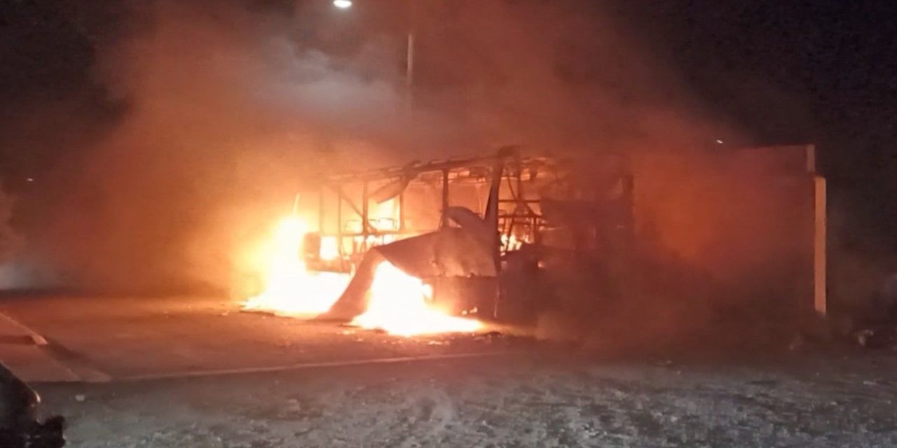 Arde transporte de personal al oriente de Saltillo