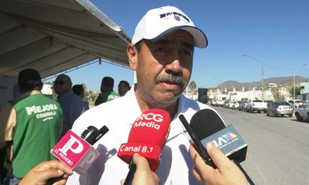 Bandera blanca en alumbrado público en los ejidos de Ramos Arizpe