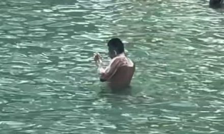 Video: Hombre causa revuelo al bañarse con jabón dentro de alberca en Parque La Cascada en Múzquiz, Coahuila