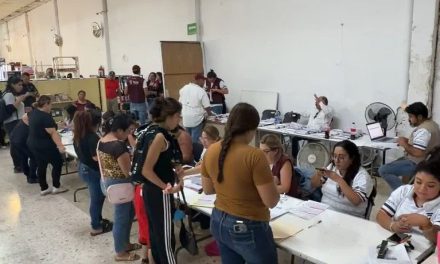 Comienza la entrega de las tarjetasa de la beca Rita Cetina en Saltillo