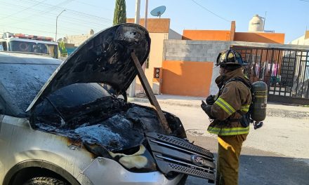 Se incendia camioneta en Ramos Arizpe