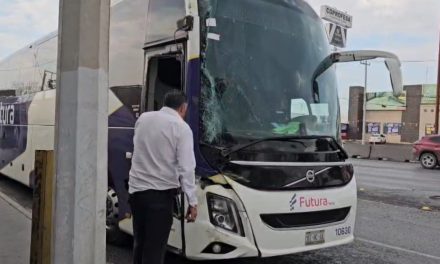 Carambola entre transporte de personal autobús y tráiler colapsa el periférico LEA