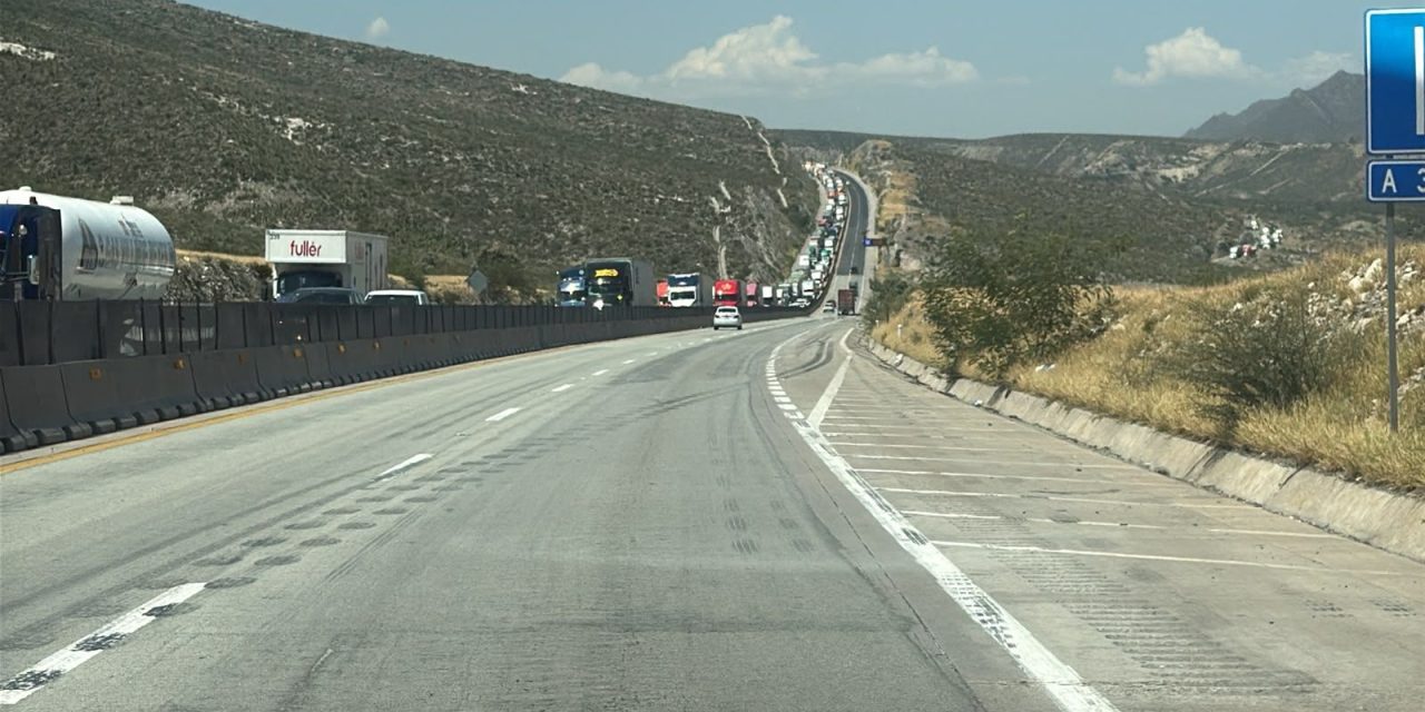 Sigue colapsada la Saltillo-Monterrey