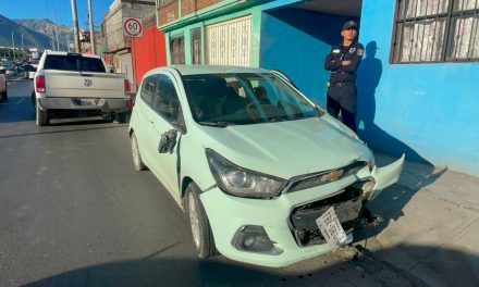 Auto se impacta en una camioneta detenida sobre Periférico