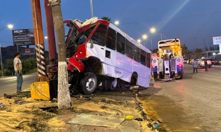 Muere chofer tras brutal choque en Ramos Arizpe; unidad quedó destrozada