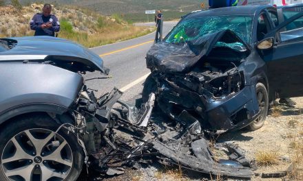 Toma mal una curva y termina impactando una camioneta en Saltillo