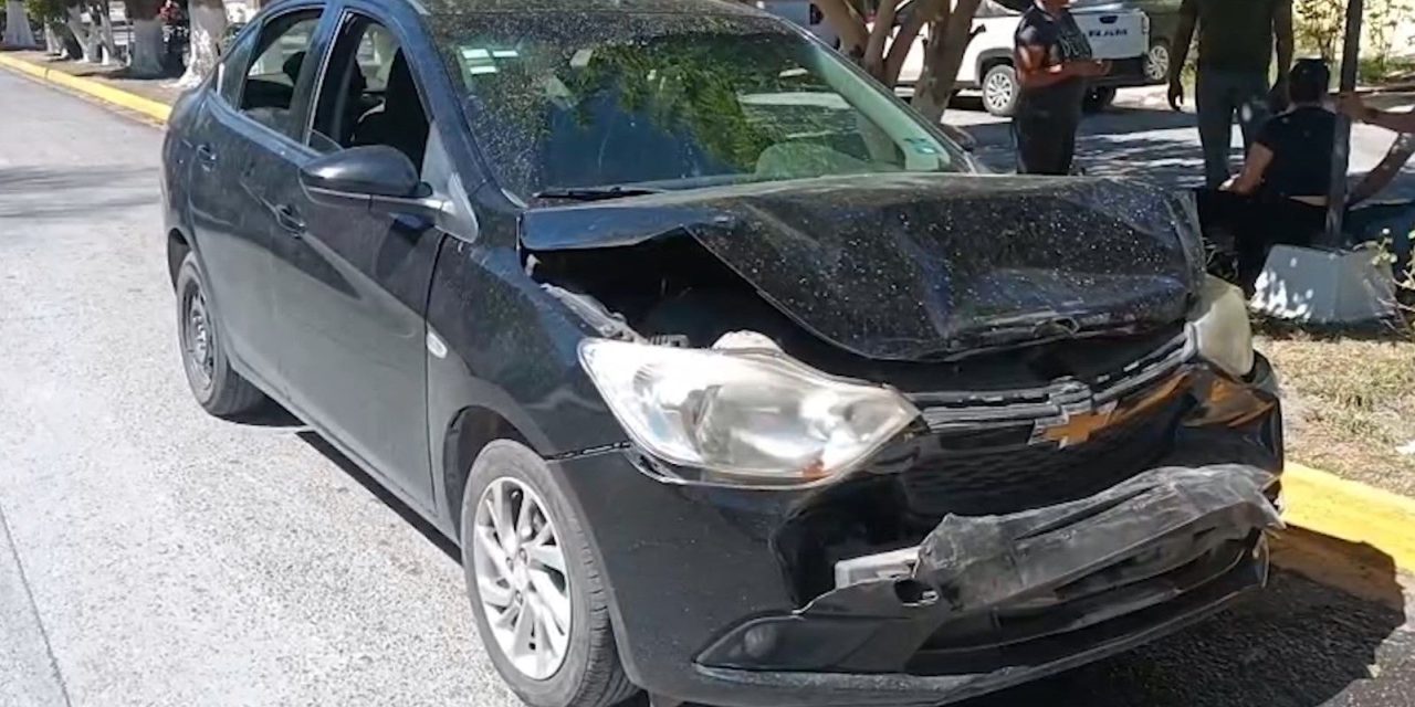 Choque por alcance deja a mujer policontundida en el Centro de Parras